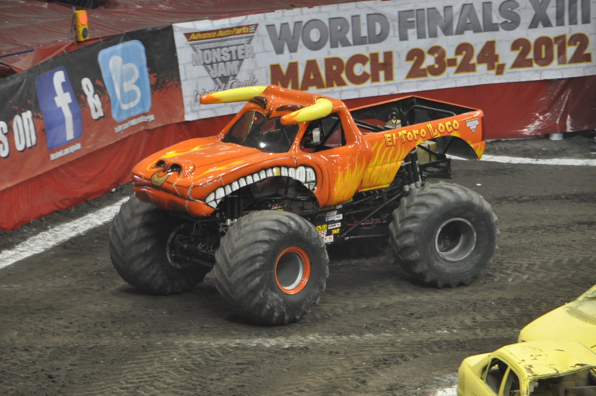 El toro loco, a bull-themed monster truck with inflatable horns, moves through the track.