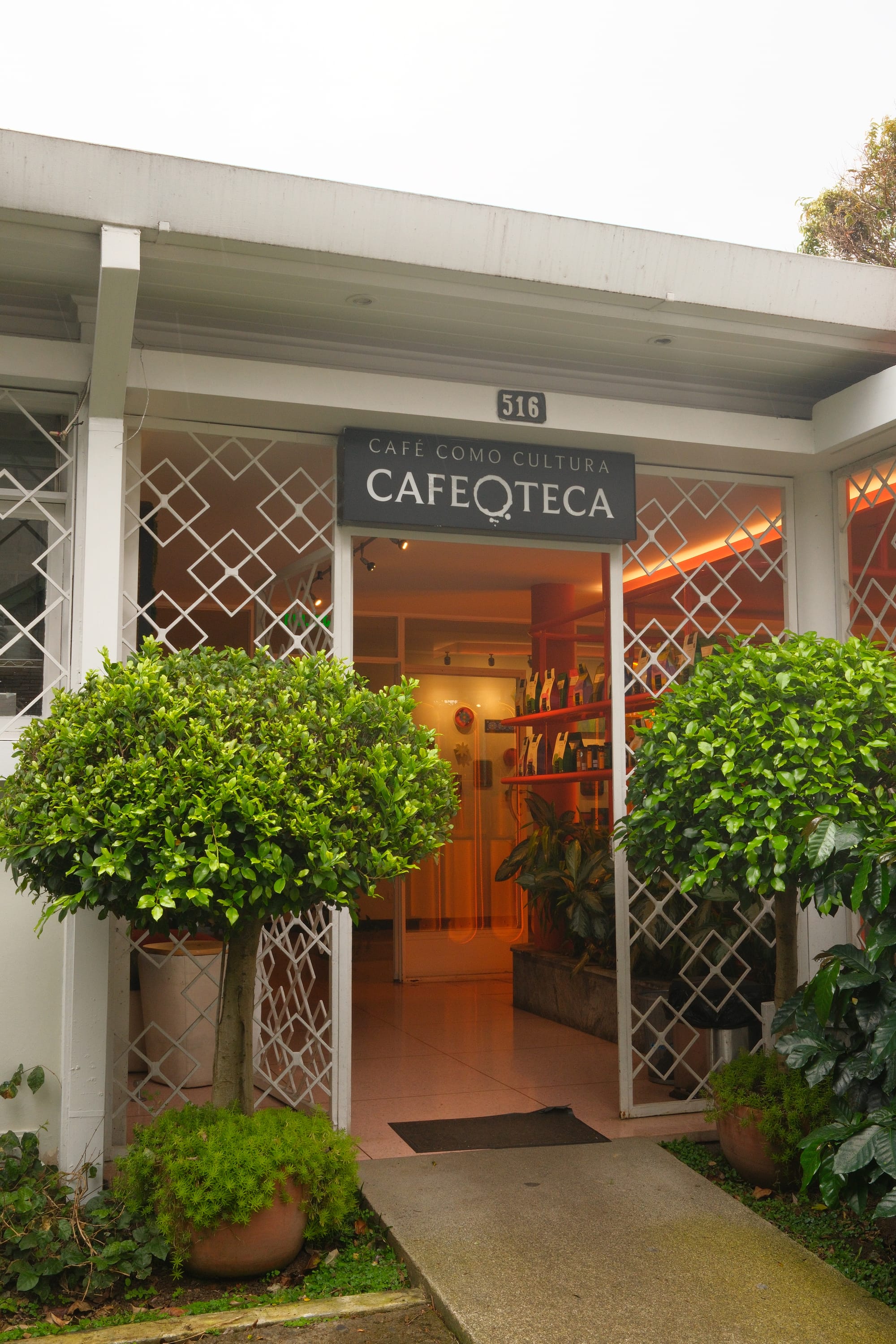 the entrance to a restaurant called Cafeoteca