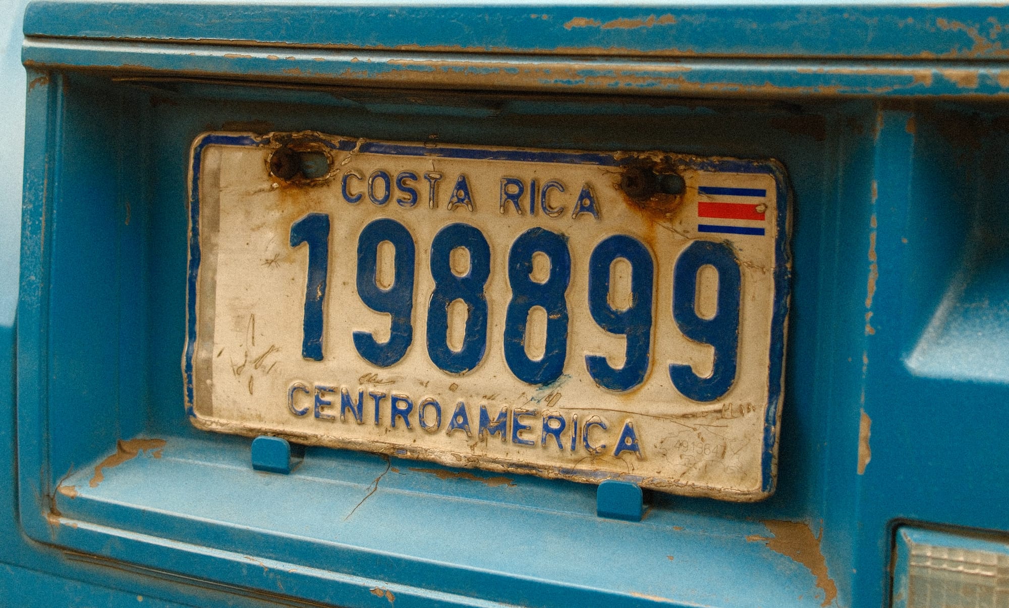 a Costa Rica license plate on a blue car